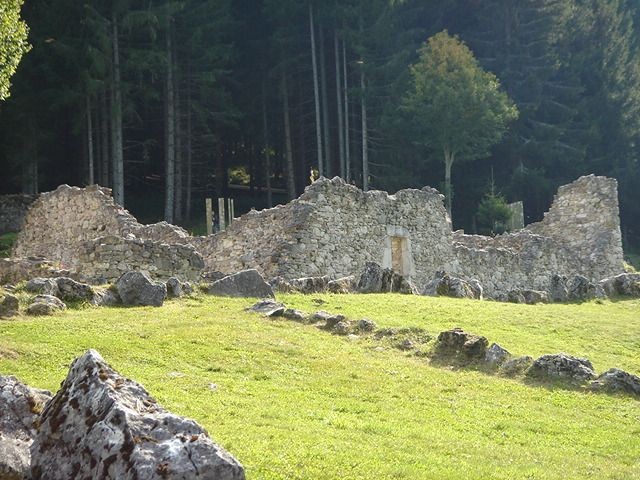 maquis-resistance-et-combats-en-vercors-ruines-de-valchevriere-225-959